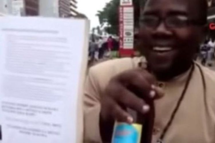 Onesmo Machibya, atau Nabii Tito, dalam cuplikan video yang memperlihatkan dia tengah berkhotbah sambil menggenggam bir.
