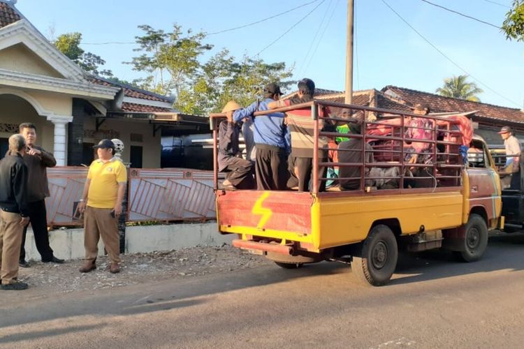 Petugas Gabungan Merazia Kendaraan Pengangkut Ternak di di pos pantau lalu lintas ternak di Wilayah Semuluh, Semanu, Senin, (20/1/2020) pagi.