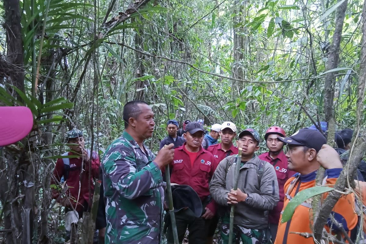 Petugas gabungan berusaha mencari Candra di hutan mergasari