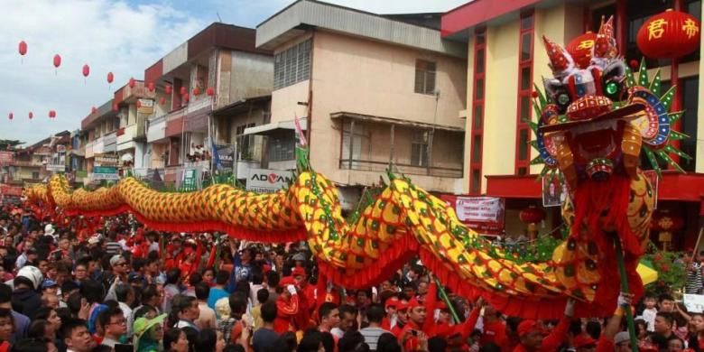 Masyarakat tumpah ruah di sepanjang Jalan Diponegoro, Pontianak, menyaksikan parade barongsai saat ritual naga buka mata pada perayaan Cap Go Meh 2567, Sabtu (20/2/2016).