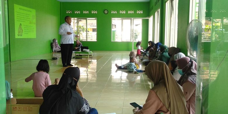 Prof. Ali Khomsan dalam sesi edukasi pencegahan stunting untuk program DASHAT di Karawang, Jawa Barat.
