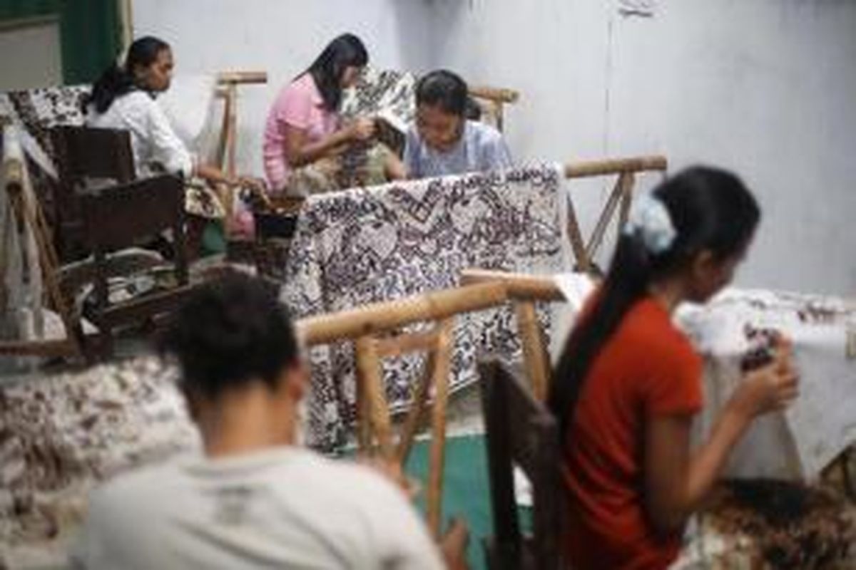 Perajin batik tulis di sanggar batik Katura, Desa Trusmi, Kecamatan Plered, Kabupaten Cirebon, Jawa Barat, Rabu (25/9/2013). Lama pembuatan batik sekitar 100 hari dengan harga jual batik tulis halus berkisar Rp 3 juta hingga Rp 15 juta.  