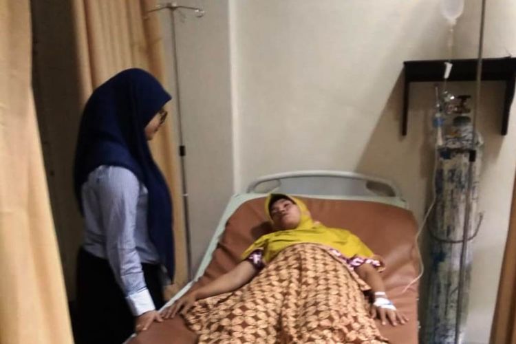 Seorang anggota Panitia Pemungutan Suara (PPS) Desa Paloh, Kecamatan Tanah Pasir, Kabupaten Aceh Utara, Ida Safitri (30) dirawat intensif di Rumah Sakit Umum Sakitnah, di Kota Lhokseumawe, Provinsi Aceh, Jumat (26/4/2019).
