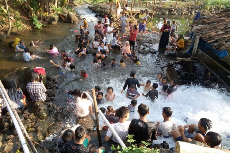 Warga menikmati pemandian alam di wisata alam Way Guruh, Jabung, Lampung Timur. (FOTO: Istimewa)