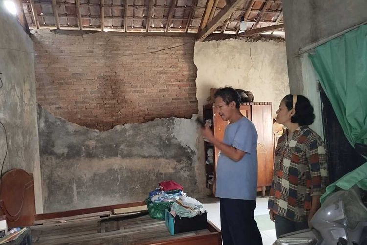 Deden Sumarna (61) dan istrinya Rani (53) saat menunjukan bagian rumahnya yang rusak akinat gempa Garut yang terjadi Sabtu malam, Senin (29/4/2024)