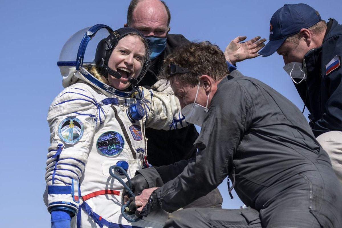 Astronot NASA Kate Rubins dibantu keluar dari pesawat ruang angkasa Soyuz MS-17. Dia dan dua kosmonot, Sergey Kud-Sverchkov dan Sergey Ryzhikov mendarat di daerah terpencil dekat kota Zhezkazgan, Kazakhstan pada hari Sabtu, 17 April 2021.