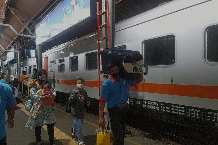 Porter di Stasiun Tawang Semarang. Senin (9/5/2022)