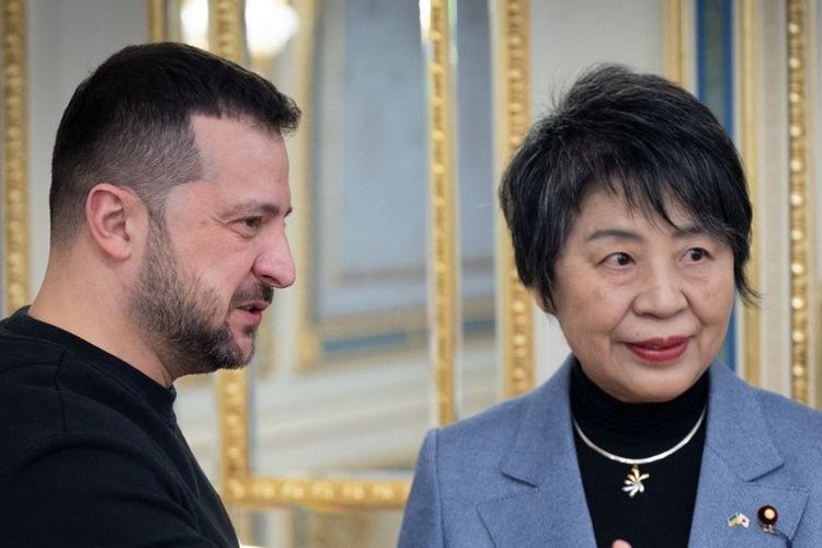 Menteri Luar Negeri Jepang Yoko Kamikawa (kanan) saat berkunjung ke Ukraina dan disambut Presiden Volodymyr Zelensky (kiri) di Kyiv, Minggu (7/1/2024).