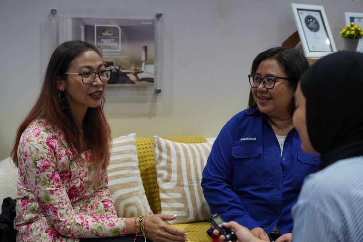 General Manager Customer Relation Management Mitra10 I Gusti A Ayu I Putriari (kiri) berbincang dengan Head of Marketing PT ICI Paints Indonesia Niluh Putu Ayu Setiawati (kanan), Senin (19/8/2024).