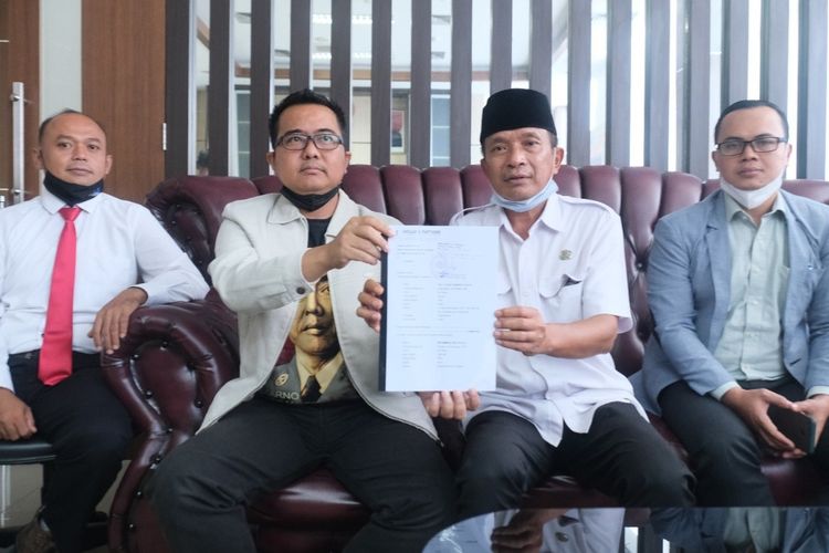 Wakil Bupati Bojonegoro, Budi Irawanto bersama kuasa hukumnya M Sholeh, saat menggelar jumpa pers di ruang kerjanya lantai 7 gedung Pemkab Bojonegoro.