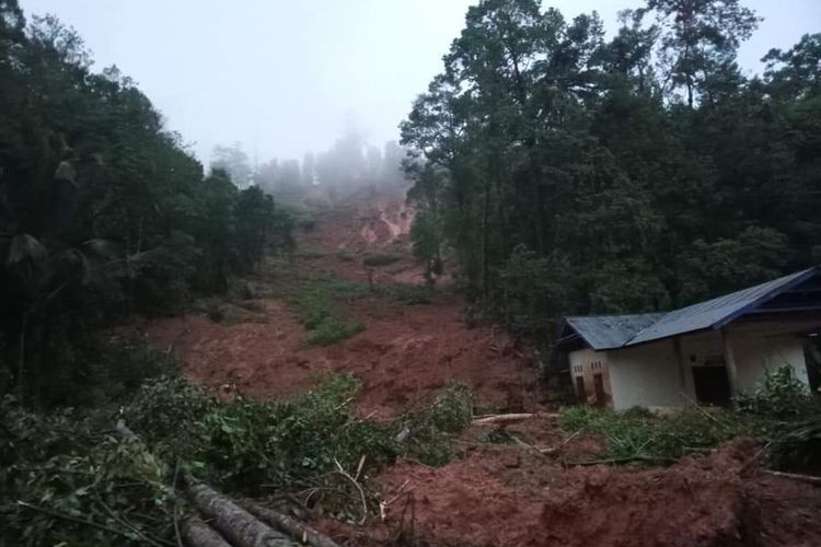  Sebuah rumah terdampak tanah longsor di Kabupaten Luwu, Sulawesi Selatan, Minggu (3/10)