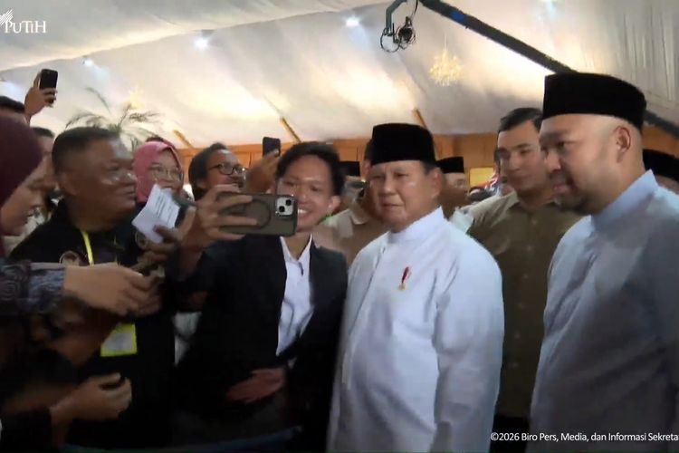 Halalbihalal di Istana, Prabowo Layani Selfie hingga Peluk Warga