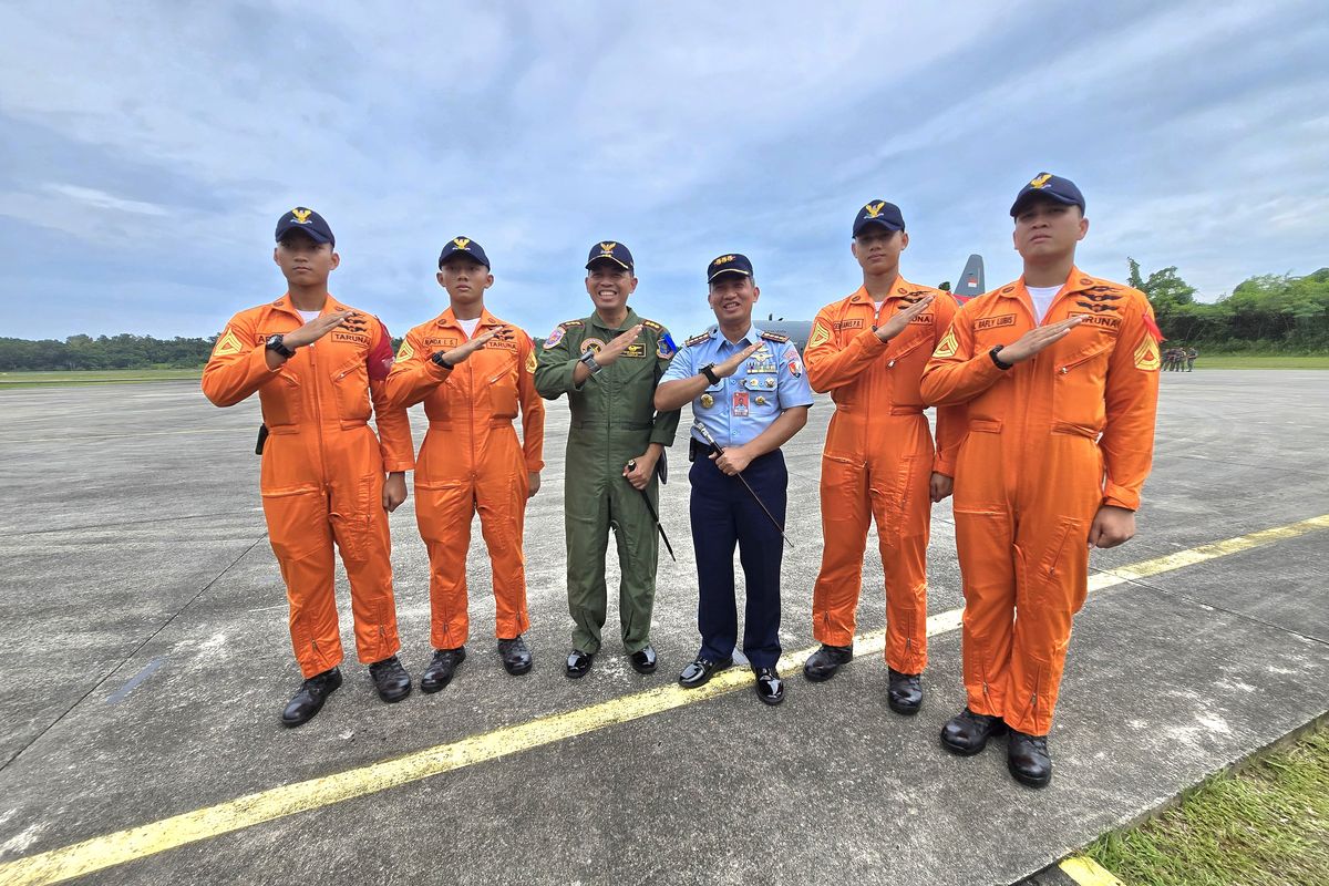Akademi Angkatan Udara (AAU) menggelar latihan Cakra Wana Paksa bagi 145 taruna di Lanud Dhomber, Balikpapan, Kalimantan Timur. Tampak Komandan Wing Taruna AAU Kolonel Pnb Yoyon Kuscahyono didampingi Komandan Lanud Dhomber Kolonel Penerbang Fata Patria beraam empat taruna, Jumat (25/4/2025).
