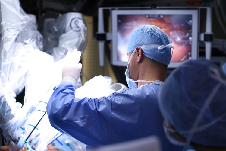 Ilustrasi operasi semi robotik (semi-robotic surgery), robot medis