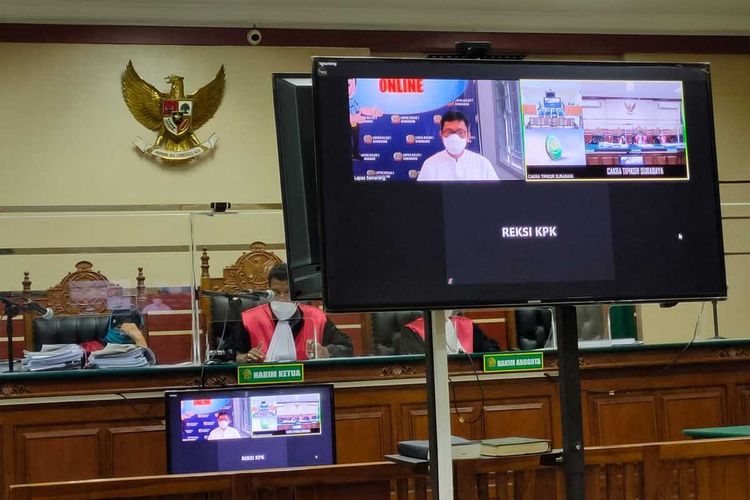 Mantan wali kota Batu Eddy Rumpoko hadiri sidang secara virtual di Pengadilan Negeri Tipikor Surabaya, Selasa (9/11/2021).