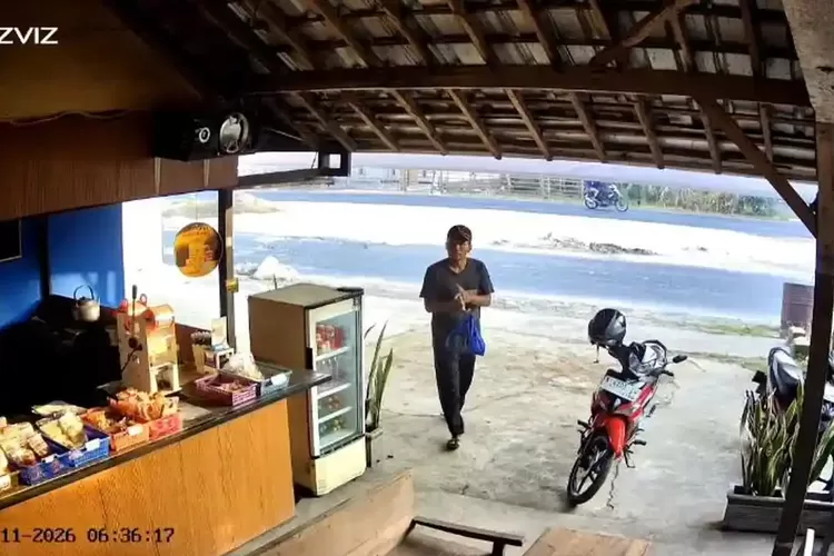Maling di Tuban Terekam CCTV Seperti Baca Jampi-jampi Sebelum Curi Tas Korban