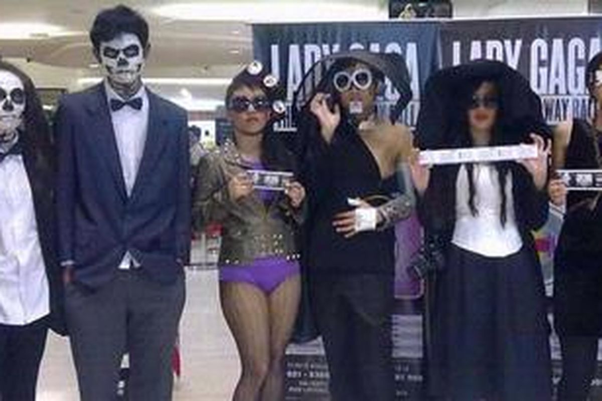 Sebagian penggemar Lady Gaga yang disebut Little Monster berdandan seperti idola mereka.