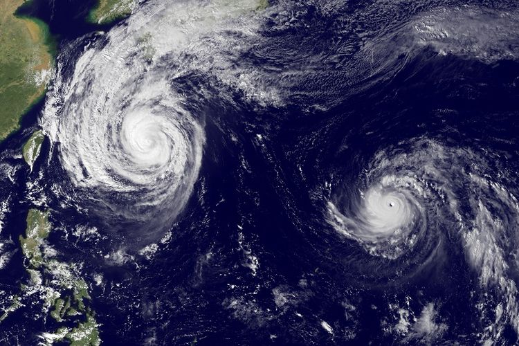Angin topan Lekima (kanan) saat menerjang Samudera Pasifik pada Oktober 2013 silam.