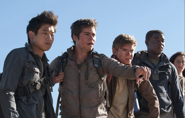Ki Hong Lee, Dylan OBrien, Thomas Brodie-Sangster, Dexter Darden, dan Kaya Scodelario dalam salah satu adegan film Maze Runner: The Scorch Trials (2015)