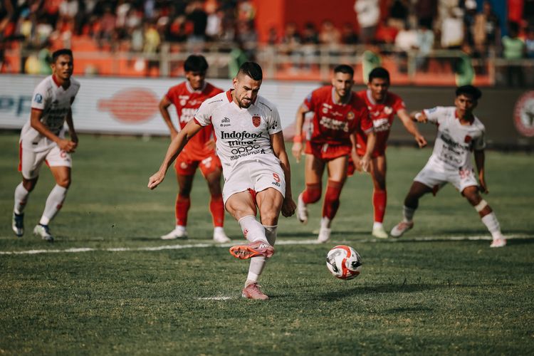 Penyerang Bali United, Boris Kopitovic, melepas penalti pada laga Super League 2025-2026 kontra Semen Padang di Stadion Haji Agus Salim, Padang, pada Jumat (26/9/2025).