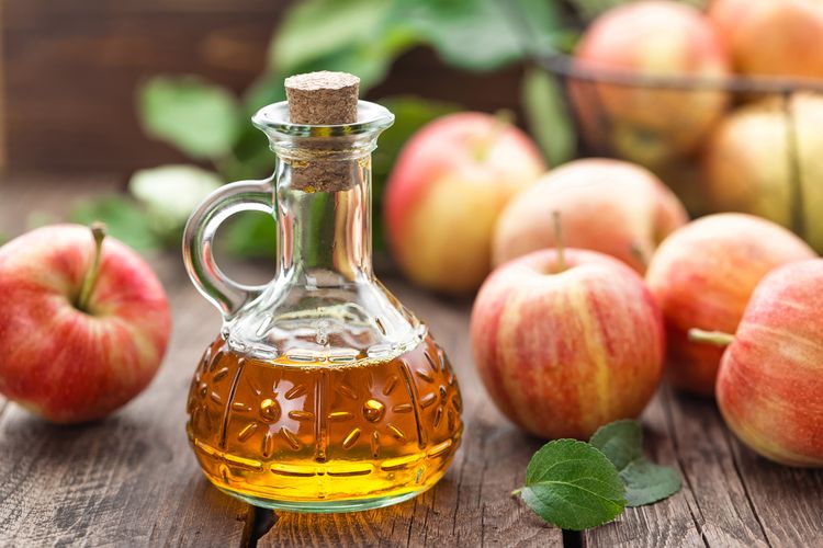 Ilustrasi cuka sari apel. Cuka sari apel terbuat dari fermentasi buah apel yang telah dijus. Ini dianggap sebagai obat alami karena memiliki beberapa manfaat, seperti mengelola berat badan.