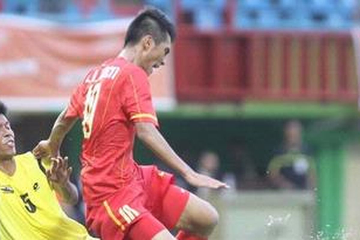 Pemain Vietnam, Le Hoang Thien (kanan), berebut bola dengan pemain Brunei Darussalam, Reduan Bin Petara, di babak penyisihan Grup B cabang sepak bola SEA Games XXVI/2011 di Stadion Lebak Bulus, Jakarta, Sabtu (12/11). Vietnam menang 8-0.