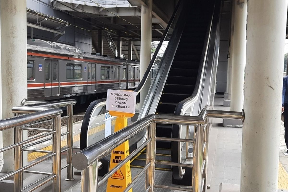 Dua eskalator dan satu lift di Stasiun Cakung, Jakarta Timur, tidak berfungsi, Kamis (9/6/2022).