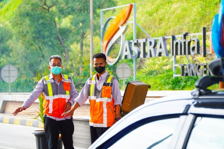 Astra Infra menyiagakan dua gardu tandem di Gerbang Tol Merak dan menurunkan petugas untuk membantu tapping kartu uang elektronik. 