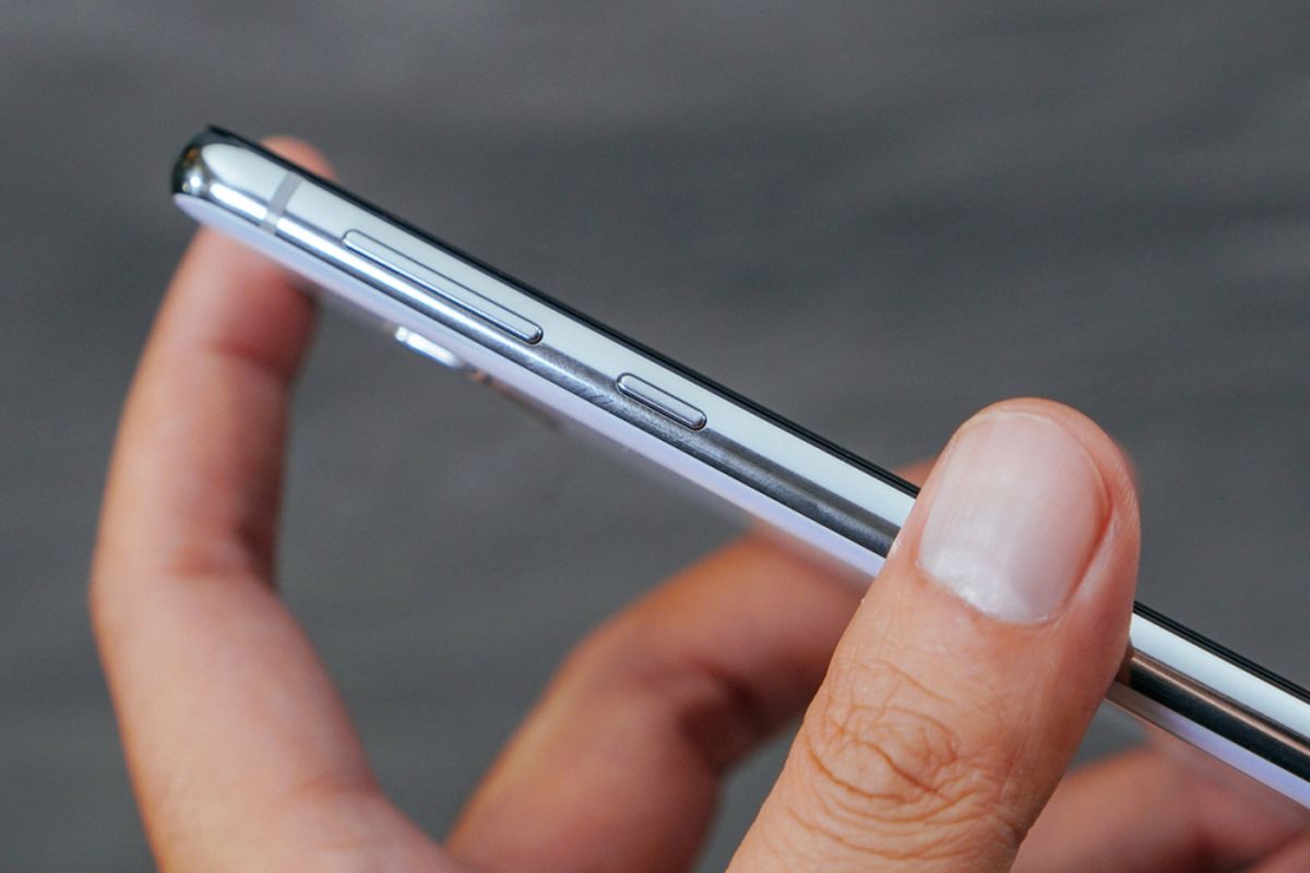 Di sisi kiri trio Galaxy S10 terdapat tombol pengatur volume dan tombol Bixby.
