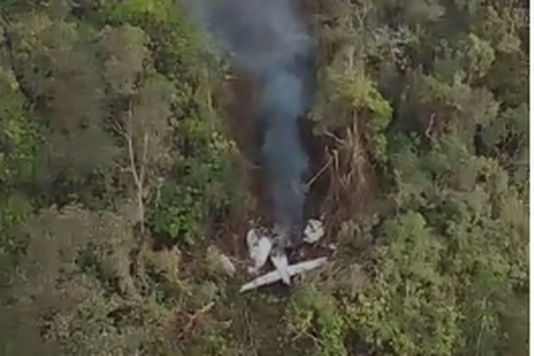 Pesawat SAM Air PK-SMW yang sempat hilang kontak di Distrik Elelim, Kabupaten Yalimo, Papua Pegunungan, Jumat (23/6/2023), ditemukan dalam kondisi hancur
