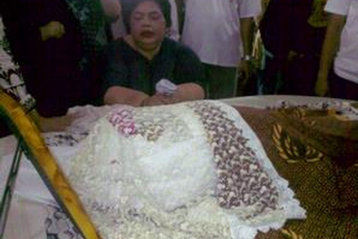 Jenazah Bilqis Anindya Passa disemayamkan di rumah duka, Kramat Sentiong, Jakarta Pusat. Minggu (11/4/2010).
