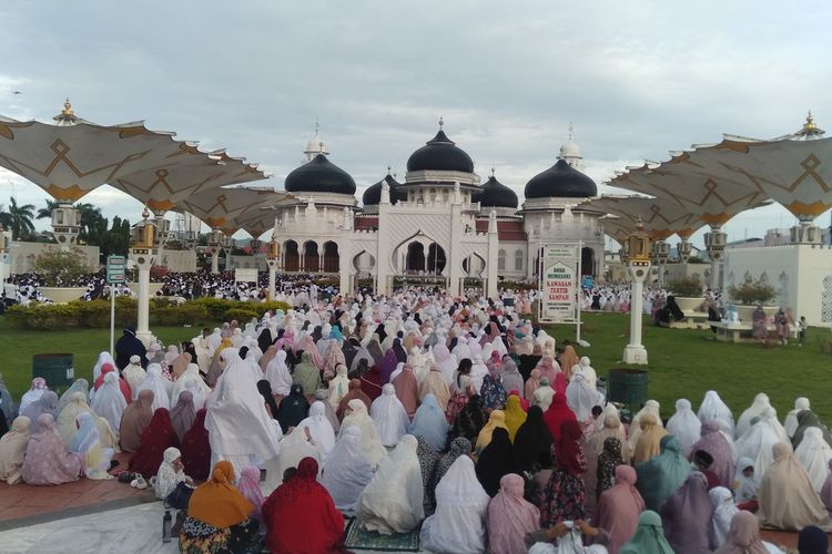 Masjid Raya Baiturrahman menjadi masjid dan pusat peribadatan umat muslim di Aceh. Tahun ini Masjid Kebanggaan Warga Aceh ini menggelar salat Idul Fitri 1443H. Ribuan warga diperkirakan akan memadati masjid tersebut. Pemerintah mensyaratkan warga untuk mematuhi protokol kesehatan saat menjalankan salat Id di Masjid Baiturrahman.