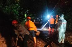 Tebing Setinggi 7 Meter di Bogor Longsor dan Menutupi Jalan