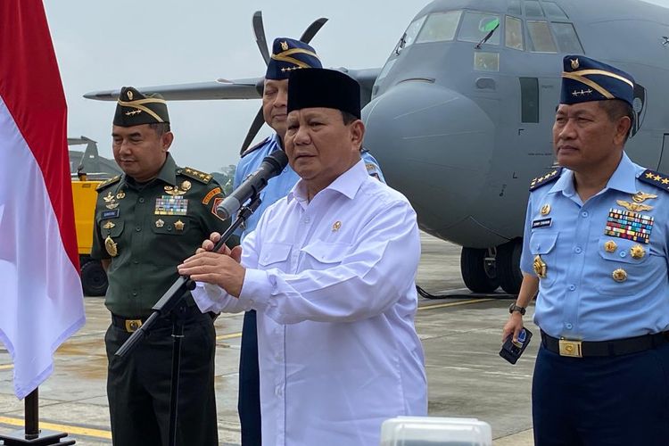 Menteri Pertahanan Prabowo Subianto saat konferensi pers usai menyerahkan pesawat Super Hercules C-130J kepada TNI Angkatan Udara (AU). Proses serah terima itu dilaksanakan di Lanud Halim Perdanakusuma, Jakarta Timur, pada Kamis (6/7/2023). Ia juga melaksanakan joy flight.