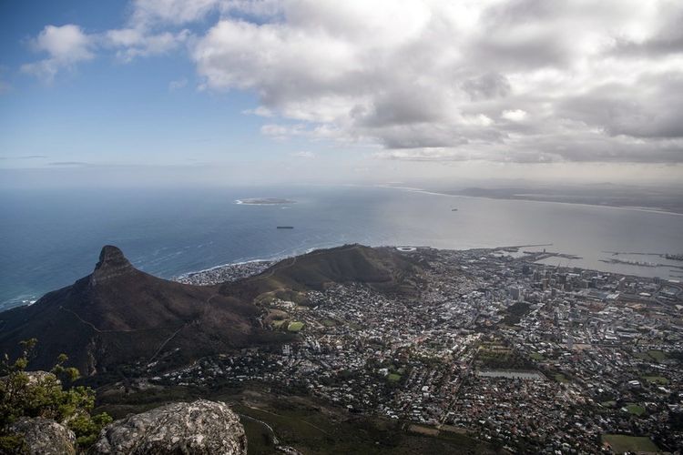 Foto yang diabadikan pada Senin (1/42019) ini menunjukkan pemandangan Kota Cape Town di Afrika Selatan. Afrika Selatan, yang bulan ini akan menjadi tuan rumah KTT Ke-15 BRICS, merupakan negara yang terletak paling selatan di Benua Afrika.