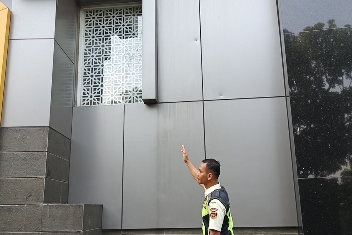 Kaca masjid di dekat gedung kampus Unpas di Jalan Tamansari, Kota Bandung, Jawa Barat pecah diduga usai pembubaran dan sweeping mahasiswa yang terjadi pada Senin (1/9/2025) malam.