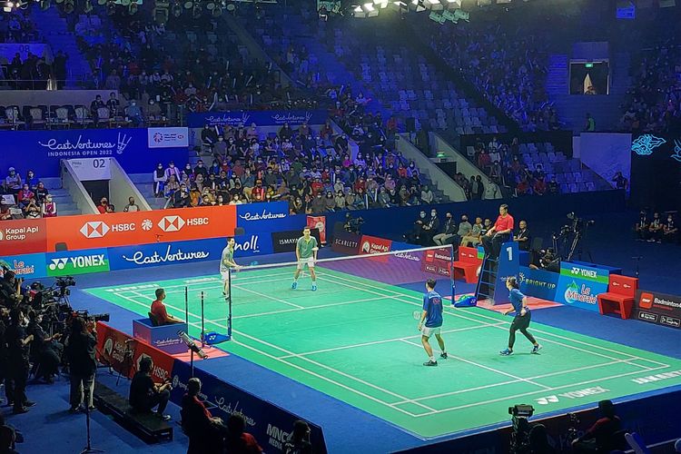 Suasana laga ekshibisi para legenda bulu tangkis Indonesia dalam ajang Indonesia Open 2022 yang digelar di Istora Senayan, Jakarta, pada 18 Juni 2022.