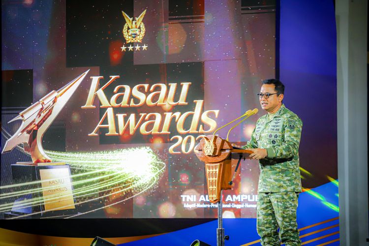 Kepala Staf Angkatan Udara (KSAU) Marsekal Mohamad Tonny Harjono saat memberikan sambutan dalam acara KSAU Awards 2026 di Mabes Angkatan Udara, Cilangkap, Jakarta Timur, Selasa (1/9/2026).
