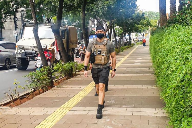 Foto Ketua Umum Partai Demokrat Agus Harimurti Yudhoyono sedang berjalan kaki di trotoar menjadi pembicaraan hangat warganet terutama soal keberadaan besar mirip truk tentara yang terkesan mengawal putra Presiden keenam RI Susilo Bambang Yudhoyono.