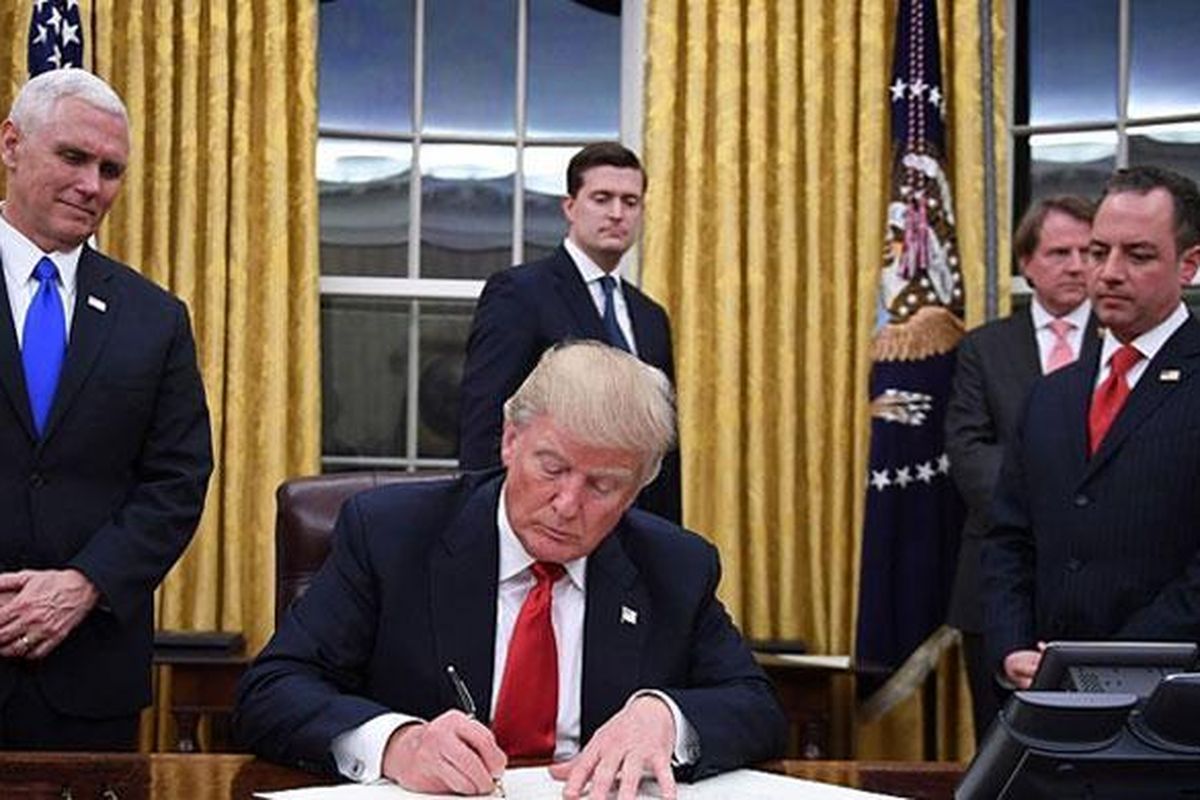 Presiden AS Donald Trump mulai menjalankan tugas eksekutifnya di Ruang Oval, Gedung Putih, Amerika Serikat.