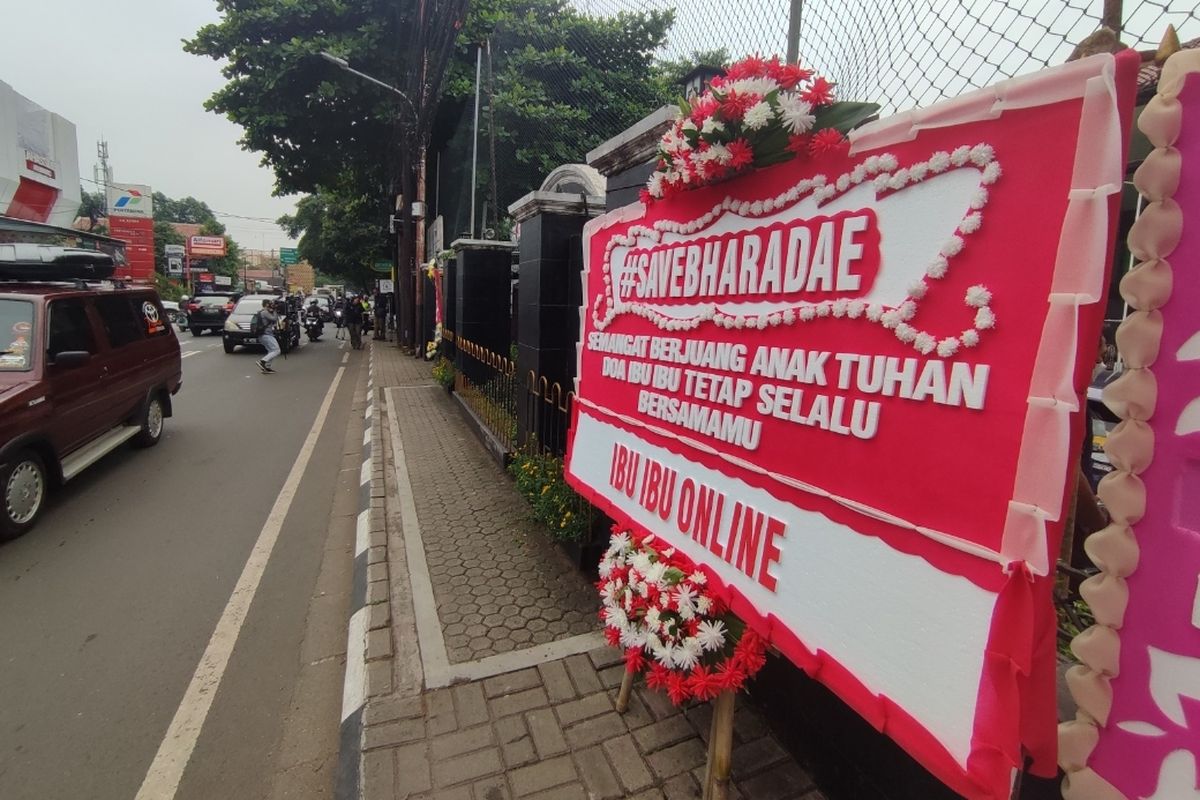 Beberapa karangan bunga tampak kembali berada di depan gedung Pengadilan Negeri (PN) Jakarta Selatan pada Selasa (18/10/2022) pagi. 