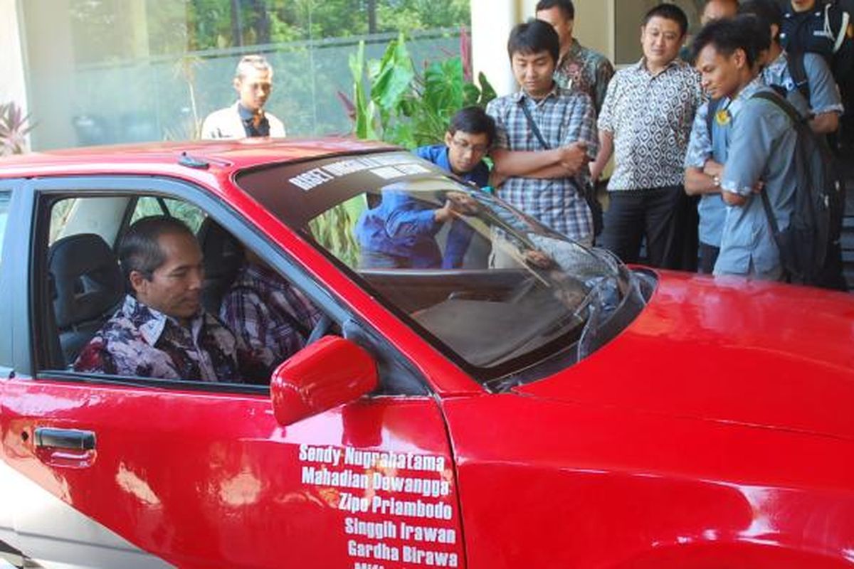 Mobil listrik karya Mahasiswa Universitas Jember, berhasil menjadi Juara Umum I Nasional, saat di Politehnik Negeri Bandung. Tampak Rektor Universitas Jember, Moch Hasan mencoba kendaraan listrik buatan mahasiswanya tersebut, Kamis (31/10/13)