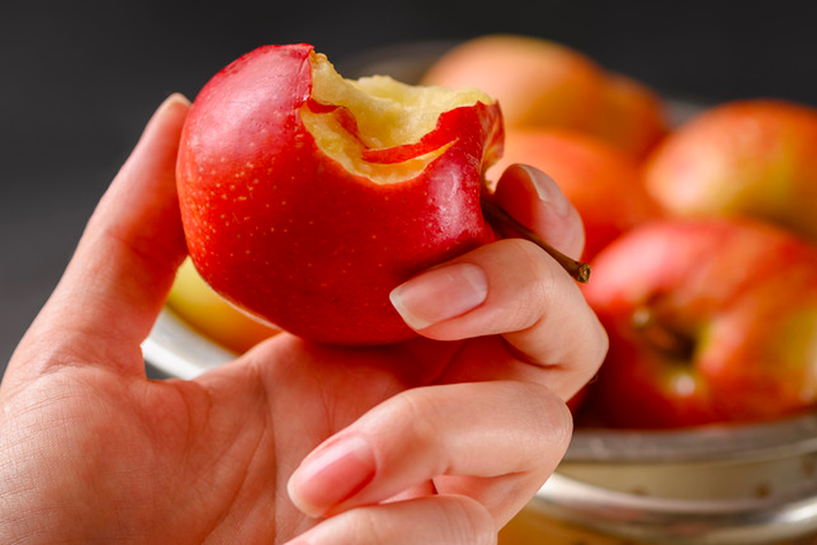 Buah-buahan yang baik untuk penderita diabetes adalah yang rendah gula serta mengandung serat, antioksidan, dan anti-inflamasi, seperti apel, alpukat, dan blueberry. 