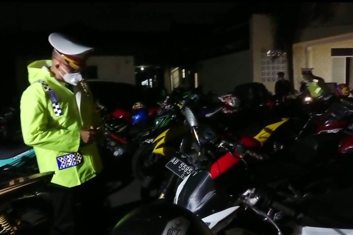 Sepeda motor menggunakan knalpot bising diamankan polisi di Mako Satlantas Polresta Solo, Sabtu (13/3/2021).