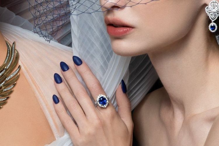 Cincin Realm Nobility terinspirasi dari mahkota kerajaan, paduan potongan berlian dan safir biru.  
