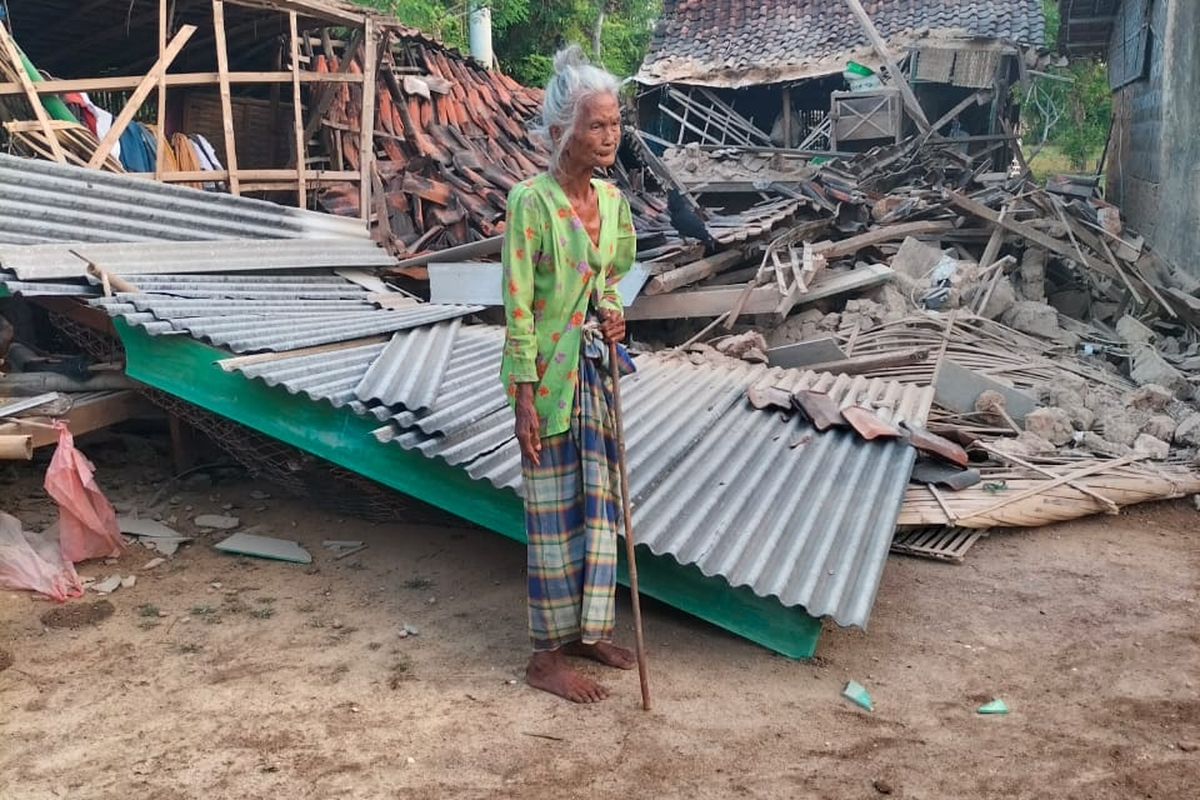 Nenek Sunaliya, saat berada di depan rumah, dapur dan langgar miliknya yang ambruk akibat gempa bermagnitudo 6 SR, Selasa (30/9/2025) malam lalu. Hingga kini dia belum menerima bantuan apapun dari pemerintah Sumenep. 