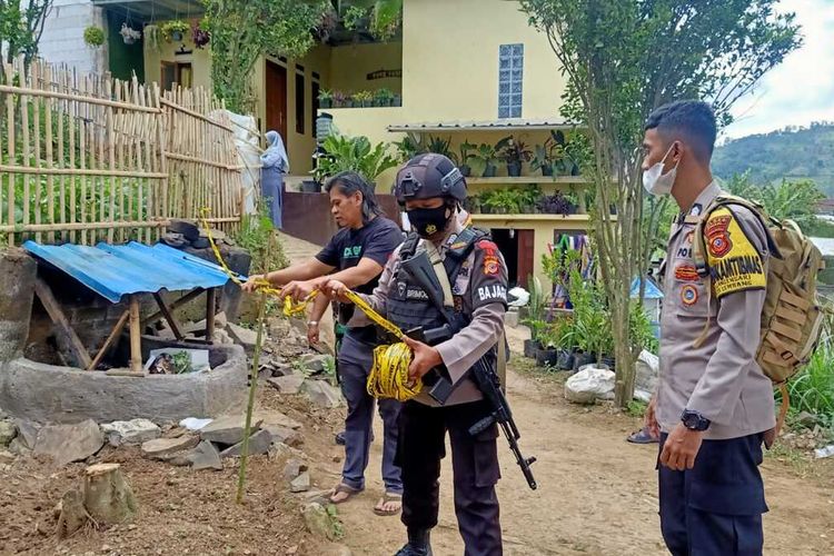 Polisi tengah memasang garis kuning di lokasi temuan bom jenis mortir di Kampung Cikidang Kecamatan Lembang Kabupaten Bandung Barat, diduga bom sisa perang dunia ke II.