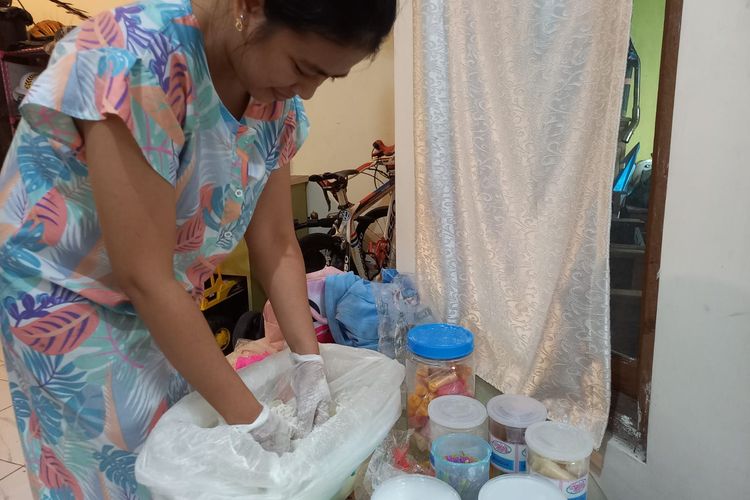 Indah sedang membuat gulali rambut nenek di rumahnya, tepatnya di Jalan Poncowolo Timur Raya, Nomor 449, Pindrikan Lor, Kota Semarang, Rabu (8/3/2023).