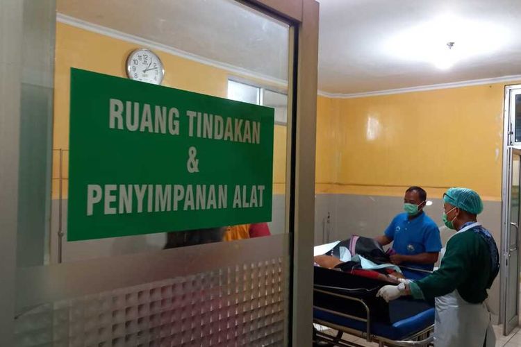 Diduga berlatar hubungan asmara, 2 warga di Desa Karanggeneng, Kabupaten Ngawi yang saling bertetangga ditemukan bersimbah darah di rumah masing masing. Keduanya mengalami luka pada bagiankepal karena benda tajam.