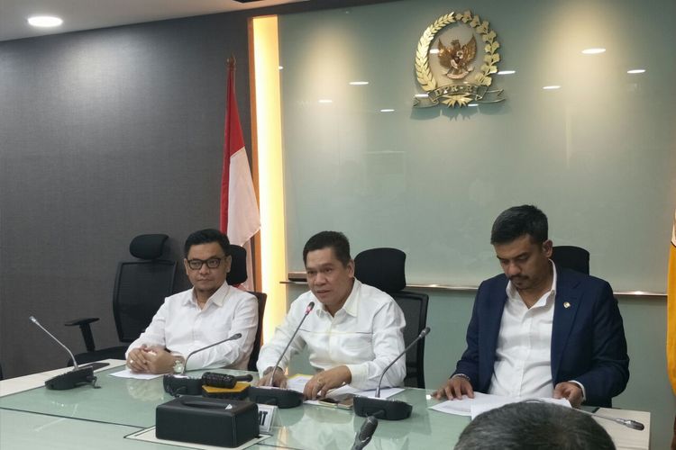 Sekretaris Fraksi Partai Golkar Adies Kadir saat konferensi pers menolak Pansus Pemilu 2019 di Kompleks Parlemen Senayan, Jakarta, Rabu (15/5/2019). 